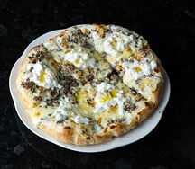 Пицца с грибами, страчателлой и трюфелем