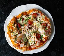 Пицца с пастрами, колбасками и томатами
