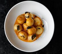 Пончики с крабом и манго Айоли