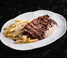 Рибай с перечным соусом и трюфельным фри