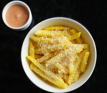 Трюфельный картофель фри с айоли манго 