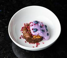 Брауни с черникой и орехом пекан
