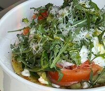 Кабачковый драник, яйцо пашот, лосось