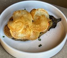 Мусака, картофельные чипсы, креветки