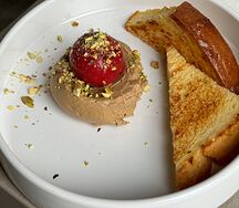Пате из куриной печени с фисташками и бриошью