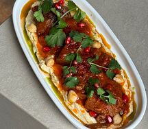 Томленый ягненок с хумусом и гранатом
