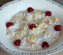 Рисовая каша с ягодами и кокосовыми чипсами
