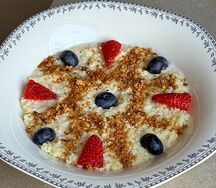 Пшенная каша, ягоды, жареный шоколад