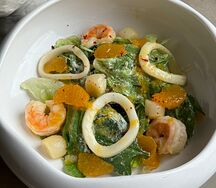 Салат с морепродуктами, авокадо и мандарином
