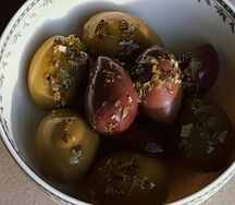 Маринованные греческие оливки