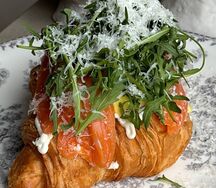 Круассан с лососем и гуакамоле