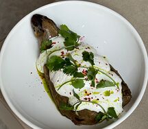 Баклажан с митболами, луковый соус и домашний крем-чиз