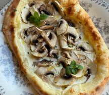 Пиццета из печи с грибами и сырным соусом