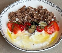 Гранола с греческим йогуртом и медом