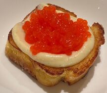 Бриошь с ванильным кремом и икрой из мандарина 