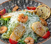 Салат Цезарь с креветками