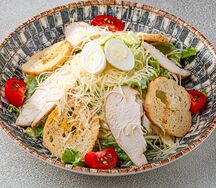 Салат Цезарь с курицей