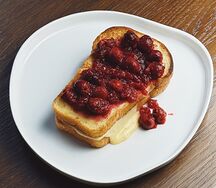 Бриошь с вишней и заварным кремом