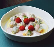 Сырники с маком, малиной и ванильным соусом