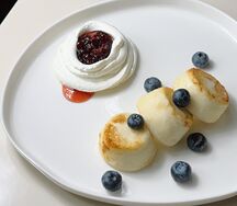 Сырники с вишневым конфи