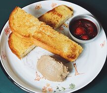 Куриный паштет с бриошью и вишневым вареньем
