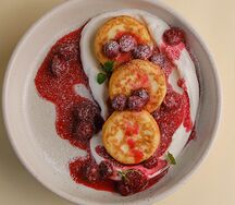 Сырники с вишневым соусом