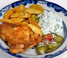 Курица с картофелем по-деревенски и соусом дзадзики