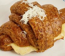 Круассан с индейкой и сыром