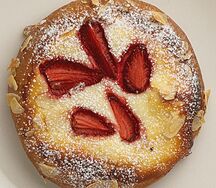 Ватрушка с клубникой