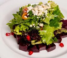 Салат со свеклой и овечьим сыром