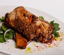 Запеченное говяжье ребро с красным луком и миксом зелени