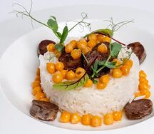 Плов с нухутом и сушеной колбасой