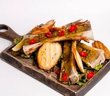 Запеченные мозговые косточки с чесноком