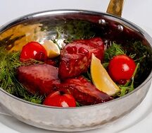 Стейк из осетрины с черри и зеленью