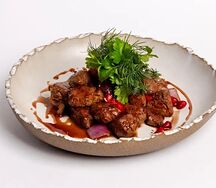 Жареная говяжья печень с луком и гранатом