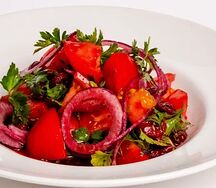Шемкир салат с розовыми помидорами и вишней