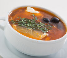 Солянка мясная со сметаной