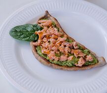 Карельская калитка с гуакамоле и жареным лососем
