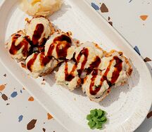 Запеченный ролл с копченой курицей и унаги