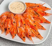 Варёные Северные креветки со специями и лимоном