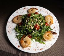Салат с рукколой и тигровыми креветками