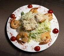 Салат Цезарь с креветками