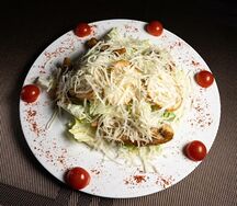 Салат Цезарь с курицей