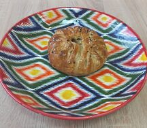 Самса с говядиной, сыром и помидорами
