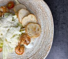 Салат Цезарь с креветками