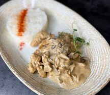 Курица с грибами в сливочном соусе