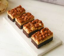 Брауни с карамелью и фундуком