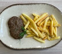 Мясная котлета с картофелем фри