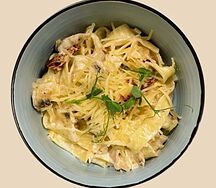 Паста с куриной грудкой, вешенками и вялеными томатами в сливочном песто