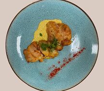 Запеченное куриное бедро со сливочным соусом из брокколи